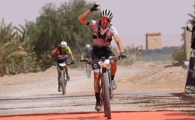Coín cyclist Pablo Guerrero crosses the finish line at the Titan Desert race. 