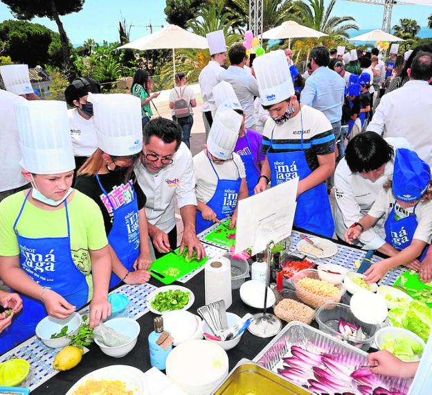 Top chefs teach children how to make simple recipes. / JOSELE