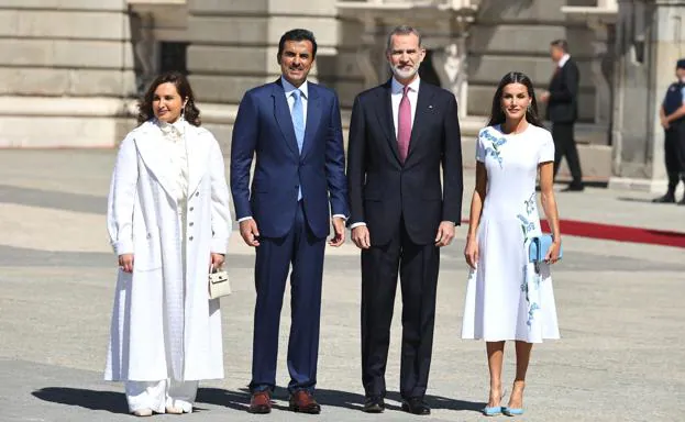 King Felipe VI and Queen Letizia hosted the Emir of Qatar and his wife. 