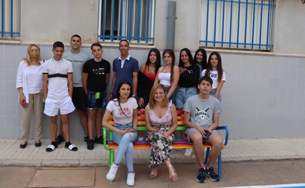 Students from the Las Lagunas school with the bench in the LGBT+ colours. /SUR