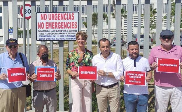 The group protesting outside Estepona's hospital /sur