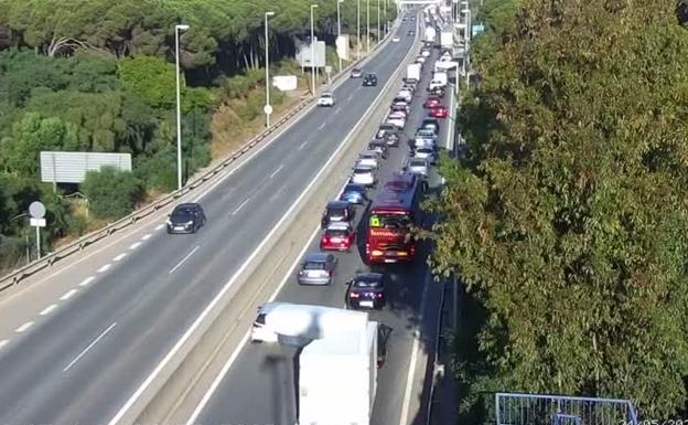 Overturned vehicle causes 15 kilometres of tailbacks on the A-7 in Marbella