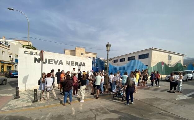 Parents and teachers outside Nerja's Nueva Nerja primary school last Friday /e. cabezas