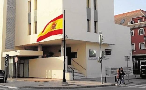 Off-duty policeman detains a wanted man in a Fuengirola shopping centre