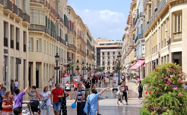 Spanish cancer association calls for smoking ban on iconic Malaga shopping street