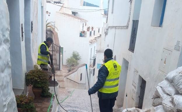 Cleaning calima sand from the Barribarto district of Frigiliana. 