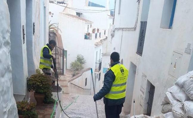 Cleaning calima sand from the Barribarto district of Frigiliana./sur