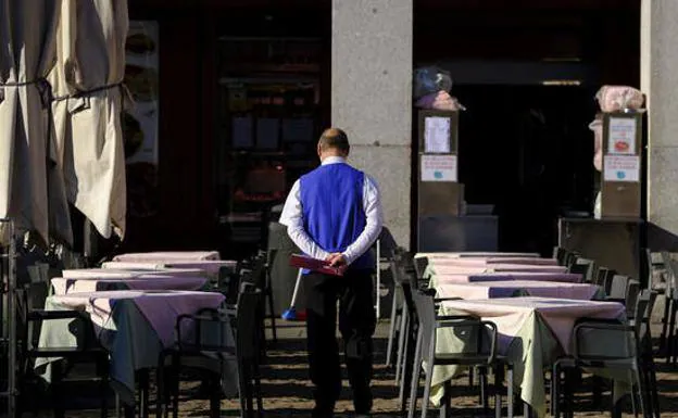 Waiter on the terrace of a Madrid restaurant. 