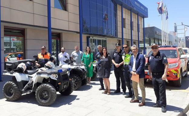 Councillors with representatives from the various services that will be patrolling Marbella's beaches 