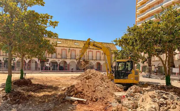 Builders begin remodeling Plaza de Olé. 