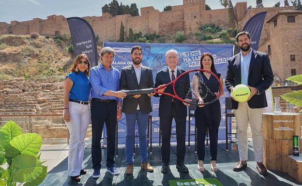 Malaga city hall and tournament representatives pose together at the Malaga Open presentation.