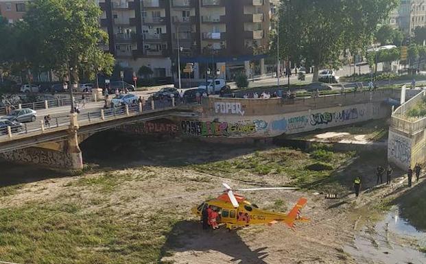 The medical helicopter that transferred the child to the Materno Infantil hospital in Malaga landed in the city's Guadalmedina riverbed.