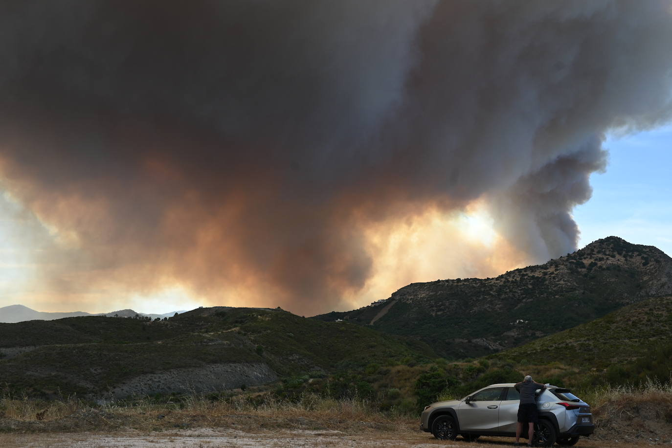The flames were visible from several points in Malaga province.