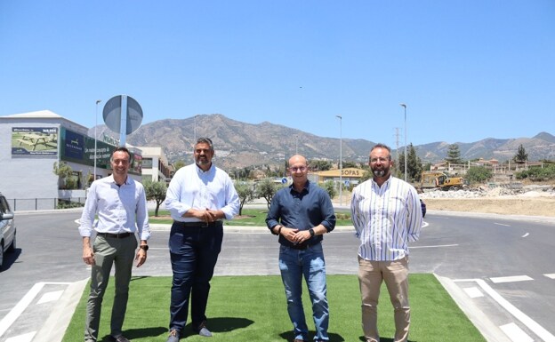 Members of the town hall visit one of the new roundabouts on the A387 road in Mijas. /SUR