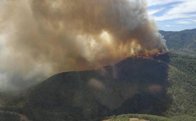 Pujerra fire emergency level raised as flames spread at a speed of 30 metres per minute
