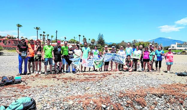 The walkers on the route from Marbella to Guadalmina. / SUR