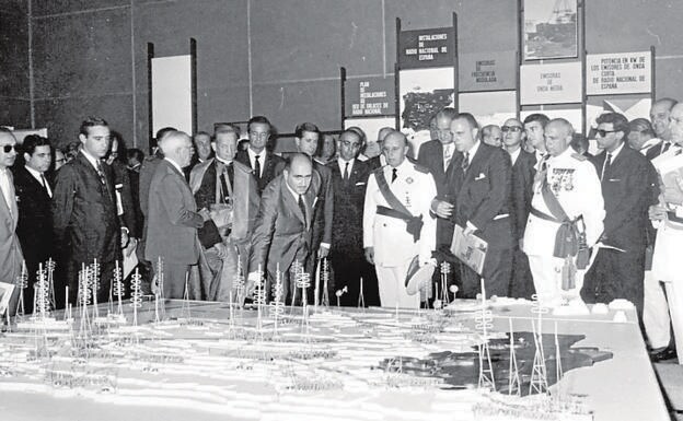 Franco is shown a model of the new TVE building in 1964. /SUR