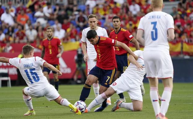Álvaro Morata dribbles his way past opposition players during the match. /MAVALPHOTO