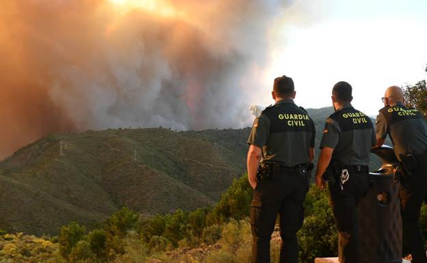 Guardia Civil officers watch the evolution of the fire in the Sierra Bermeja./JOSELE