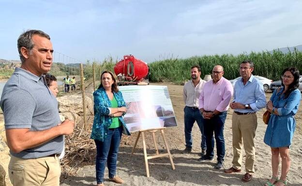 Regional and local representatives during Wednesday's visit to the Río Vélez wetland area 