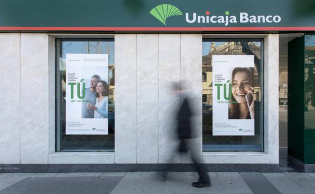 Unicaja tried to warn its clients by sending text messages and via warnings on its website and App. /sur