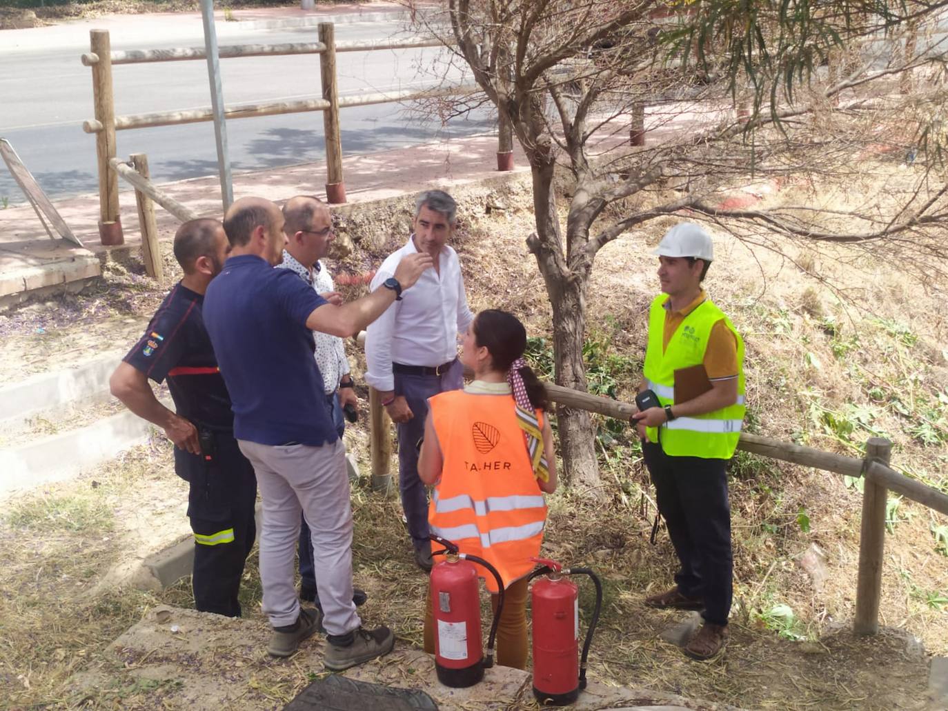 Mayor of Benalmádena visits one of the areas being cleared to prevent summer fires. /SUR