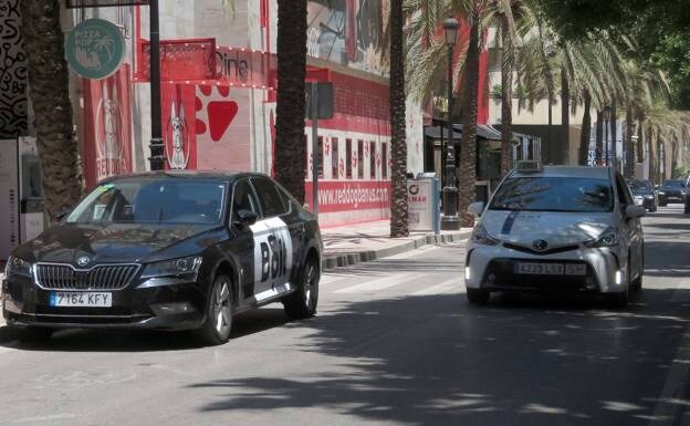 Los taxistas de Marbella piden apoyo público en la lucha contra el alquiler de vehículos privados con conductor