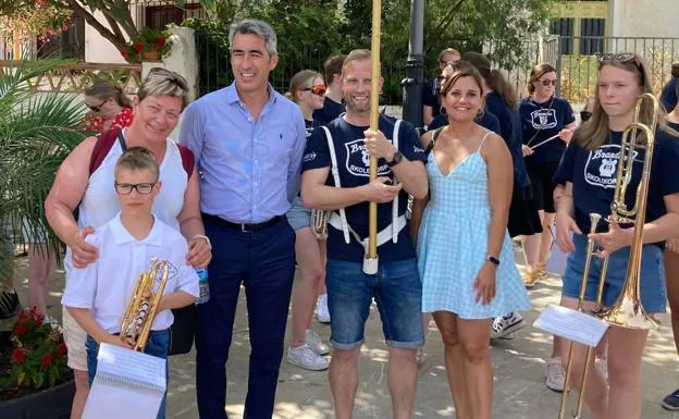 The town's mayor, Víctor Navas, with some of the Norwegian musicians. 