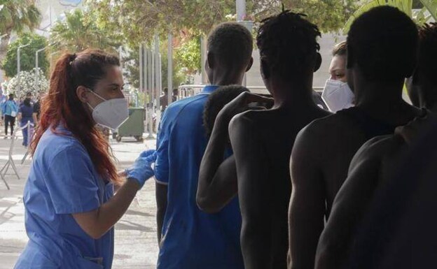 Enfermeras españolas atienden a unos inmigrantes que entran en Melilla.  /EFE