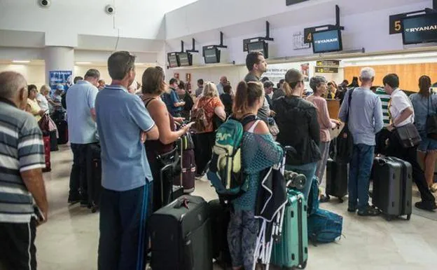 File photo of queues at check-in. /sur