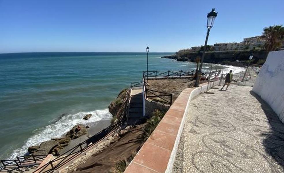 Woman seriously injured after falling down a three-metre drop from Nerja seafront path