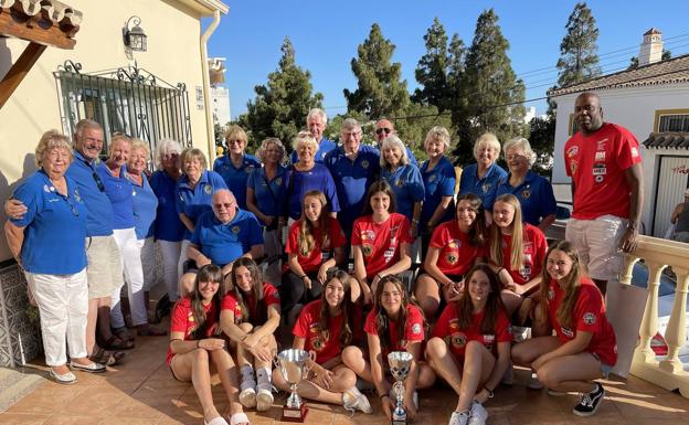 The CP Mijas Voley team pose with members of La Cala Lions Club. /SUR IN ENGLISH
