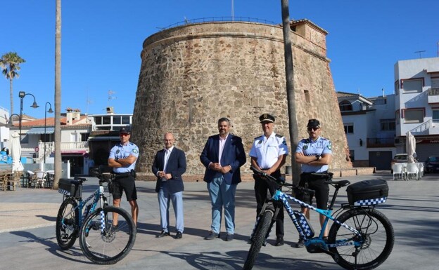 The councillor for beaches and the town's mayor with the police cycle unit. /SUR