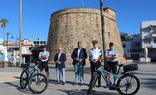 The councillor for beaches and the town's mayor with the police cycle unit./SUR