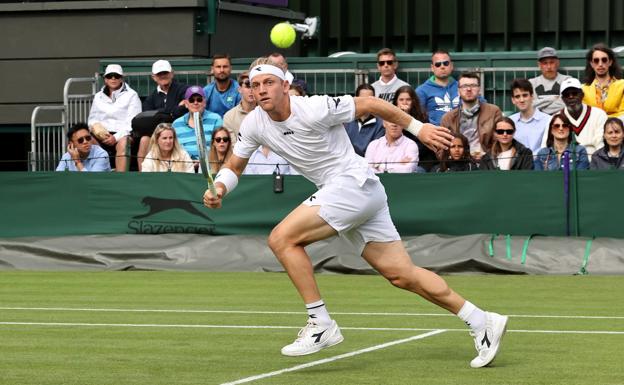 Davidovich chases the ball during his latest Wimbledon match. 
