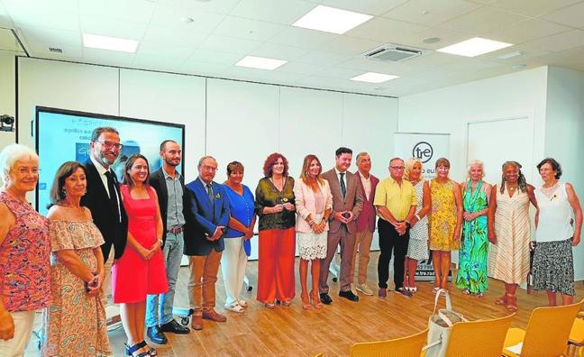 The presentation was attended by members of the Diputación, La Caixa and several donors and trustees./SUR