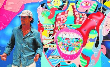 Artist Erik Parker, in front of his painting 'It's Time', which is the introduction to the exhibition./ÑITO SALAS