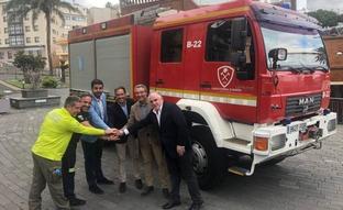 The fully-equipped fire engine was delivered on Thursday./sur
