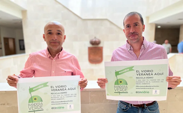 Councillors Carrasco and Hidalgo launch this year’s glass recycling campaign. /SUR