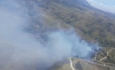Infoca helicopters and firefighters on the ground tackle new wildfire in Mijas