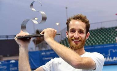 Constant Lestienne poses with the Malaga Open trophy./JULIO SALCEDO