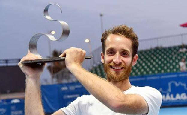 Constant Lestienne poses with the Malaga Open trophy. /JULIO SALCEDO