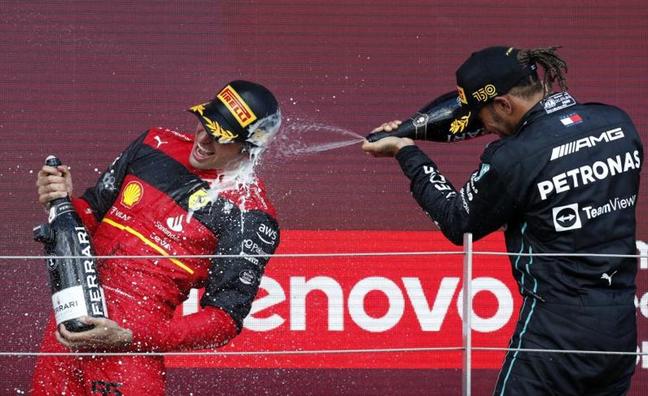 Lewis Hamilton showers Carlos Sainz with champagne/REUTERS
