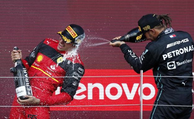 Lewis Hamilton showers Carlos Sainz with champagne 