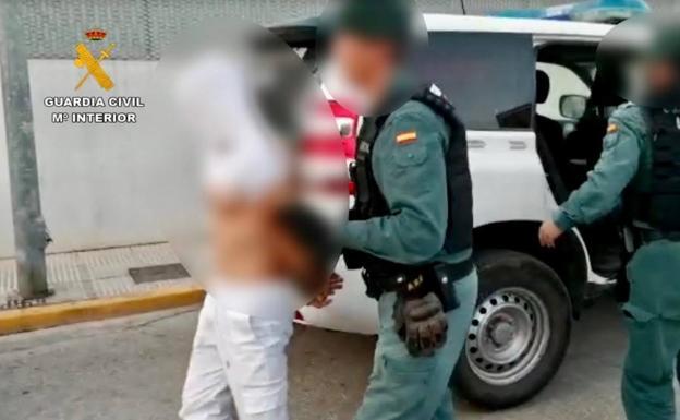 Officers capture the individual. /GUARDIA CIVIL