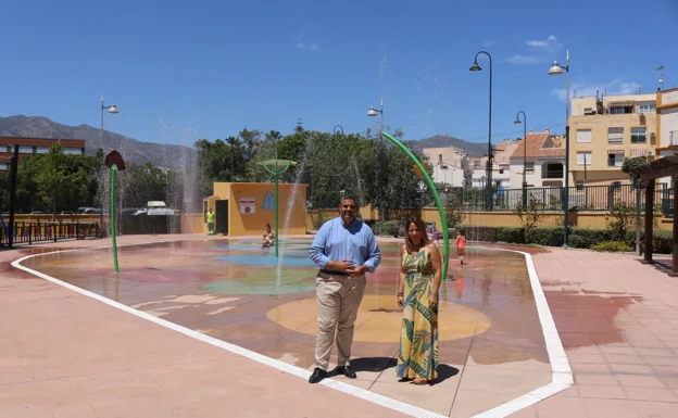 Mayor of Mijas and the councillor for Parks and Gardens at the park. /SUR