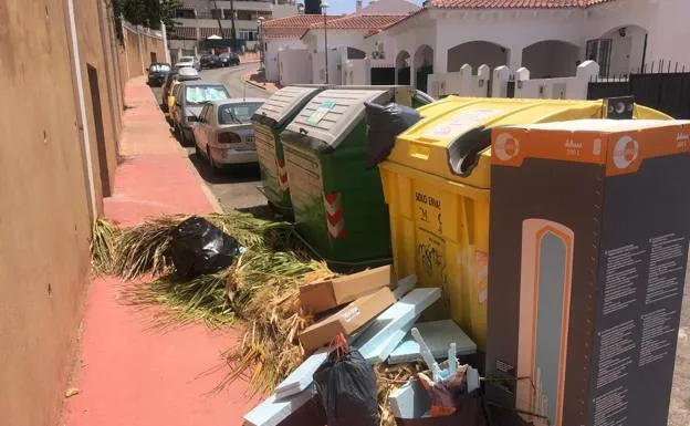 Rubbish dumped by containers in Rincón de la Victoria 