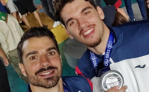 Miguel Ángel de Amo and David López pose with their silver medals. /SUR