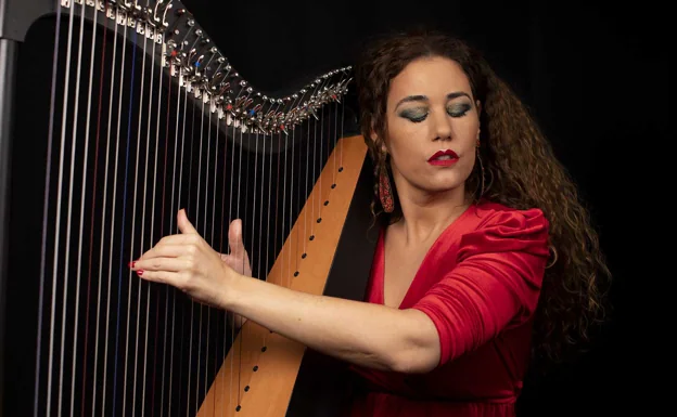 Jerez-born harpist Ana Crismán 