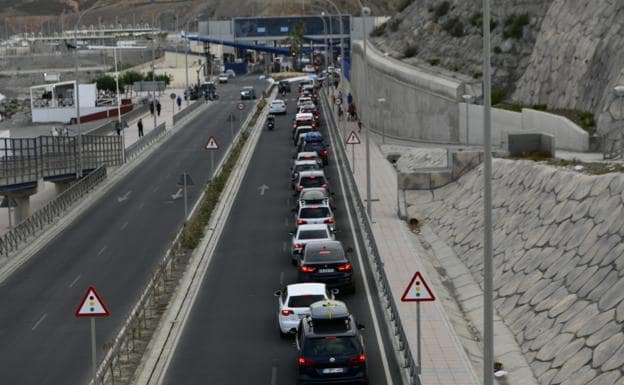 A queue at one of the border crossings between Morocco and Ceuta. /EP